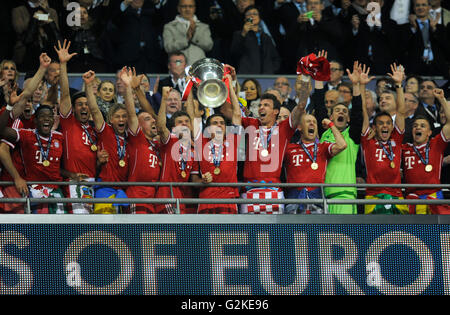 Team des FC Bayern jubeln jubelnd mit dem Pokal, UEFA Championsleague-Finale 2013, Borussia Dortmund - FC Bayern München Stockfoto