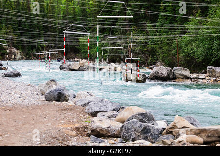 Kajak Slalom Tore hängen über den Fluss Kananaskis, nachdem es für das Studium an Kanu Wiesen in Alberta überflutet wurde. Stockfoto