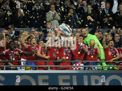 Team des FC Bayern jubeln jubelnd mit dem Pokal, UEFA Championsleague-Finale 2013, Borussia Dortmund - FC Bayern München Stockfoto