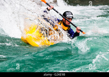 Ein Freestyle Kayaker navigiert die Stromschnellen auf dem Kananaskis River Kanu Wiesen-Kurs in Alberta Stockfoto