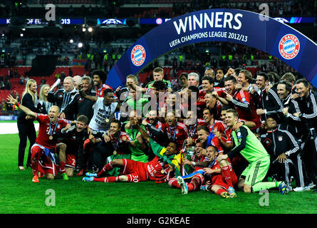 Team des FC Bayern jubeln jubelnd mit dem Pokal, UEFA Championsleague-Finale 2013, Borussia Dortmund - FC Bayern München Stockfoto