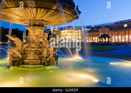 Burg Quadrat Brunnen, Museum für Kunst und Koenigsbau Gebäude am Schlossplatz Quadrat, Schlossplatz, Stuttgart Stockfoto