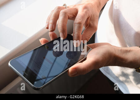 Nahaufnahme einer Frau SMS mit einem Handy Vodafone Smart Ultra6. Stockfoto