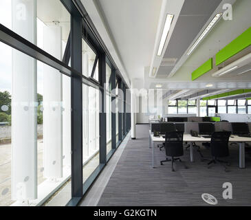 Bürofläche mit Fensterwand. Keynsham Custody Suite und Verfolgung und Untersuchung Anlage, Keynsham, Vereinigtes Königreich. Architekt: Haverstock Associates LLP, 2014. Stockfoto