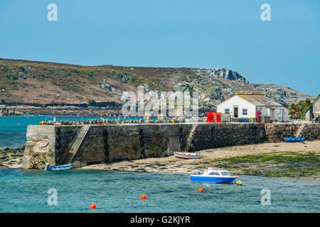 Hafenmauer am neuen Grimsby auf Tresco in den Scilly-Inseln, der Insel hinter ist Bryher Stockfoto