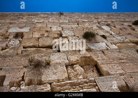 die westliche Wand in Jerusalem und blauer Himmel Stockfoto