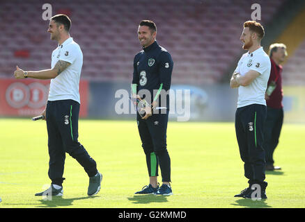 Republik Irland Robbie Keane (Mitte) mit Robbie Brady (links) und Stephen Quinn auf dem Platz vor der internationalen Freundschaftsspiel am Turners Cross, Kork. Stockfoto