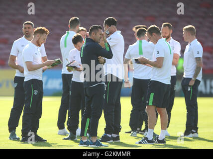 Republik Irland Robbie Keane (Mitte) auf dem Platz vor der internationale Freundschaftsspiele match bei der Turners Cross, Kork. Stockfoto