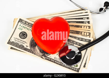 rotes Herz Dollarnoten und ein Stethoskop auf weißem Hintergrund Stockfoto