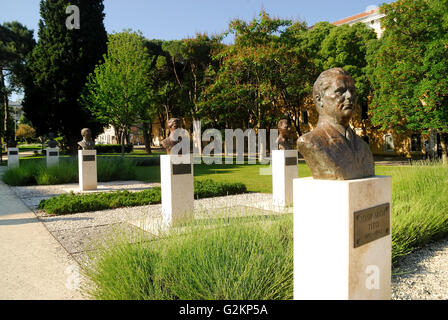 Pula, Istrien, Kroatien. Titos Park.  Das Denkmal zur Erinnerung an die gefallenen Kämpfer des jugoslawischen Widerstands und der Opfer des Faschismus des Bildhauers Vanja Radauš 1957 errichtet.  Bronze Büste von Josip Broz Tito, in zweiter Reihe die Büsten von Olga Ban und Giulio Revelante. Stockfoto