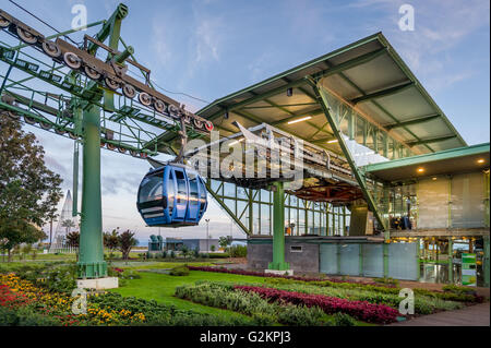 Nachtbeleuchtung der Seilbahn Teleferico Funchal Bodenstation bei Sonnenuntergang Stockfoto