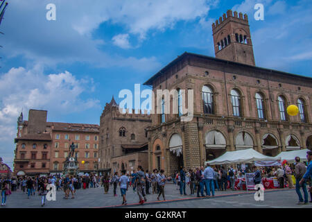 Brunnen von Neptun (links) in Piazza Maggiore, Bologna, Hauptstadt der Region Emilia-Romagna in Italien. Stockfoto