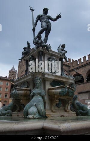 Brunnen von Neptun in Piazza Maggiore, Bologna, Hauptstadt der Region Emilia-Romagna in Italien. Stockfoto