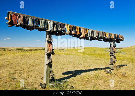 alte Cowboystiefel aufgehängt zum Trocknen auf alten Ranch in der Nähe von Zepter Saskatchewan Kanada Stockfoto