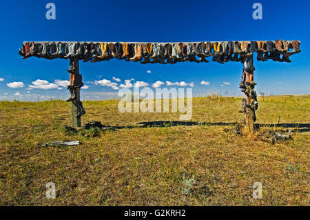 alte Cowboystiefel aufgehängt zum Trocknen auf alten Ranch in der Nähe von Zepter Saskatchewan Kanada Stockfoto