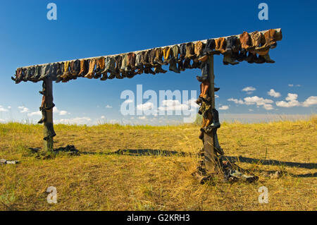 alte Cowboystiefel aufgehängt zum Trocknen auf alten Ranch in der Nähe von Zepter Saskatchewan Kanada Stockfoto