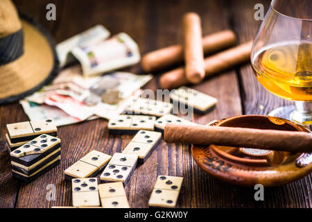 kubanische Zigarre und Domino auf Tisch, von oben Stockfoto