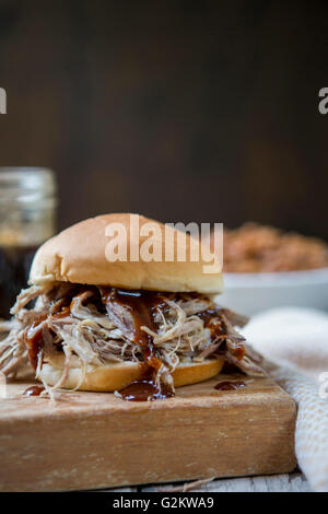 Gezogen Schweinefleisch Sandwich mit Barbeque-Sauce Stockfoto