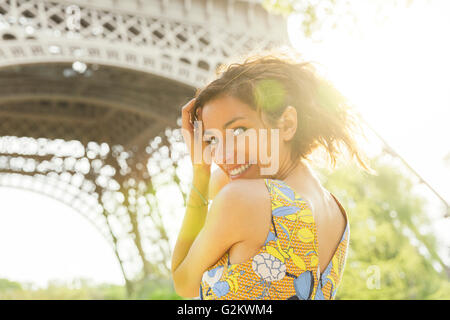 Junge Frau in Paris Stockfoto