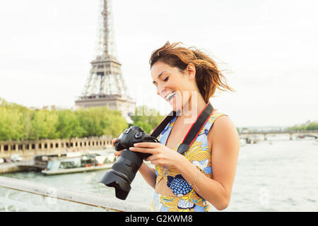 Besuch in Paris mit Eiffelturm im Hintergrund Frau Stockfoto