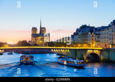 Paris, Schifffahrt auf der Seine bei Sonnenuntergang mit Notre Dame de Paris Kathedrale im Hintergrund Stockfoto