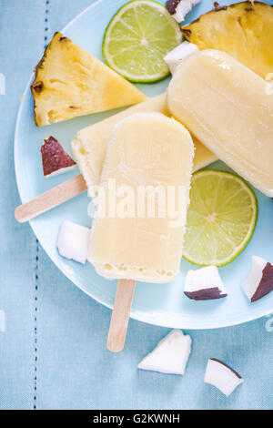 Ananas und Limette Eis am Stiel auf Platte von oben Stockfoto