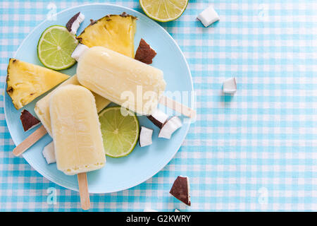 exotische Früchte-Lolly pops Eis, von oben auf Tisch Stockfoto