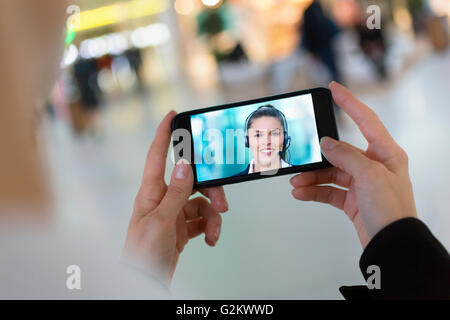 Skype video call mit einem smartphone Stockfoto