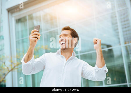 Geschäftsmann, seine Erfolge feiern Stockfoto