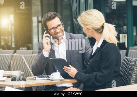 Geschäftsleute haben eine Kaffeepause Stockfoto