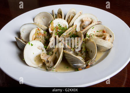 Schüssel mit gedämpfte Muscheln in weißer Soße Stockfoto