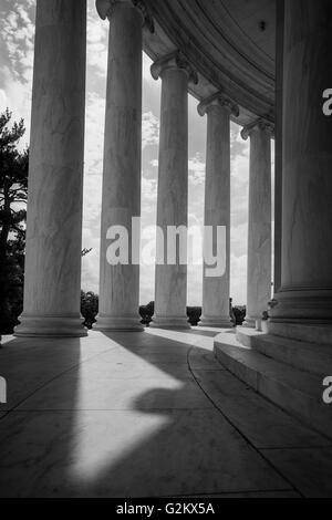 Gebogene Säulenreihe mit Schatten innen Jefferson Memorial, Washington, DC, USA Stockfoto