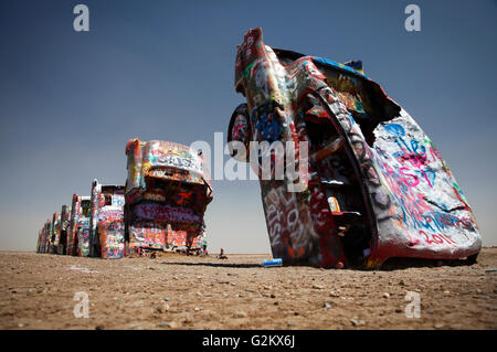 Reihe von verlassenen Autos bedeckt Graffiti begraben im Boden, Texas, USA Stockfoto