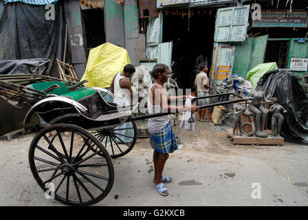 Indien Westbengal Kalkutta Kalkutta, vorort Kumartuli, Bildhauer form Lehm Idole der hinduistischen Götter für religiöse Feste in Handwerk Workshop, man-powered Rikscha Stockfoto