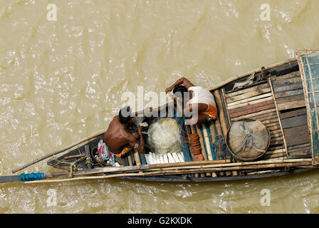 Indien Westbengal Kalkutta Kolkata, Fischer im Boot am Fluss Hooghli / INDIEN Kalkutta Kolkata, Fischer im Holzboot Auf Dem Hugli Fluss Stockfoto