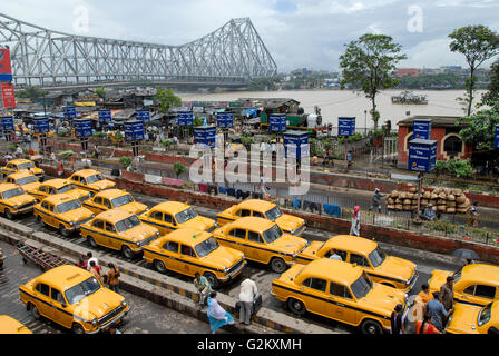 Indien Westbengal Kalkutta Kalkutta, warten Gelb HM Botschafter Taxis vor Bahnhof Howrah, Hooghly River und Howrah Bridge Stockfoto