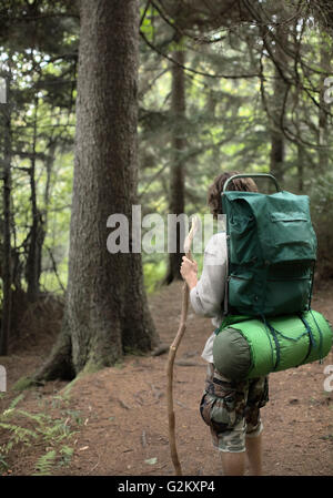 Mann mit Rucksack im Wald wandern Stockfoto