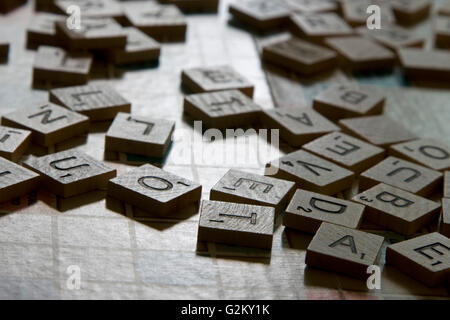Verstreuten Scrabble Buchstabensteine Stockfoto