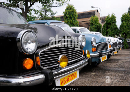 Indien Kolkata Kalkutta, HM Hind Motoren Autofabrik, die Botschafter entsteht hier noch nach Lizenz von Morris Oxford, schwarz und blau bemalte Neuwagen für die Regierung, Marine und Armee / INDIEN Kolkata Kalkutta, Fabrik HM Hind Motoren, zugespitzt von Botschafter, der HM Botschafter Laeuft Heute Noch Neu Nach Vorlage des Oxford Morris Bei HM Hindustan Motoren Vom Band Stockfoto