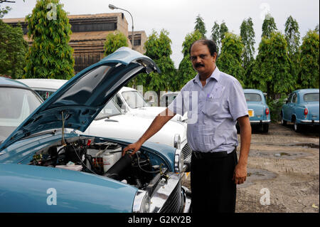 Indien Kolkata Kalkutta, HM Hind Motoren Autofabrik, die Botschafter entsteht hier noch nach Lizenz von Morris Oxford, neu lackiert blauen Autos für die Marine / INDIEN Kolkata Kalkutta, Fabrik HM Hind Motoren, zugespitzt von Botschafter, der HM Botschafter Laeuft Heute Noch Neu Nach Vorlage des Oxford Morris Bei HM Hindustan Motoren Vom Band Stockfoto