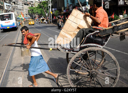 Westbengalen in Indien, Kolkata, hand gezogenen Rikscha / INDIEN Westbengalen Kalkutta, Transportmittel Handgezogene Rikscha Stockfoto