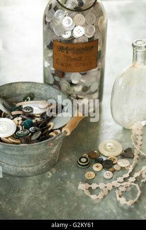 Vintage Knöpfe in Glas und kleine Blecheimer Stockfoto