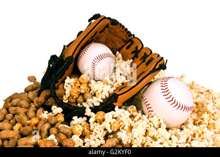 Baseball-Saison Spieltag mit Erdnüssen und Popcorn auf weißem Hintergrund Snacks Stockfoto