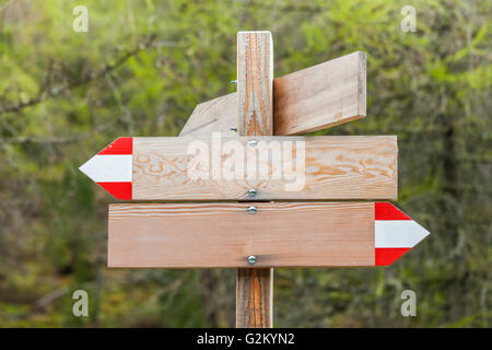 Wegweiser aus Holz (leer) in den Bergen zum Schreiben Stockfoto