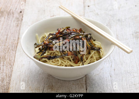 Nudeln mit Lauch Öl und Sojasauce, chinesisches Essen in Shanghai Stockfoto