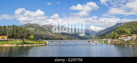 Panorama einer Brücke im Peneda Geres Nationalpark, Portugal Stockfoto