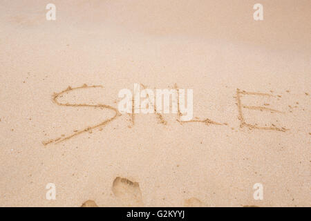 Summer-Sale handschriftlich im Sand am Strand Stockfoto