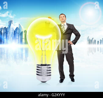 Idee-Konzept mit Geschäftsmann und große Glühbirne Stockfoto