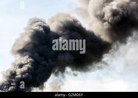 viel Rauch vom Feuer schwarz Stockfoto