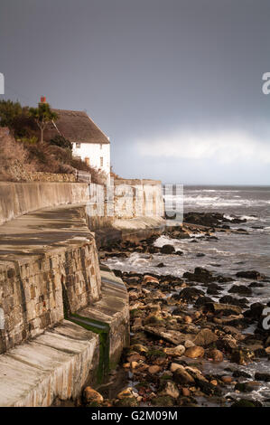 Runswick Bay ist ein kleines Dorf am nördlichen Ende einer weitläufigen Bucht drängten. Stockfoto